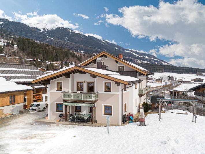 Vakantiehuis voor 26 personen, with Balkon and Terras as well as Tuin and Zwembad in Neukirchen am Großvenediger