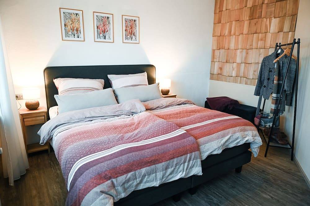 Ganze Wohnung, Fewo Herbst in der Villa Waldrand | Luxus-Bad und großer Garten | Direkt am Wald in Bad Wünnenberg, Nordrhein-Westfalen