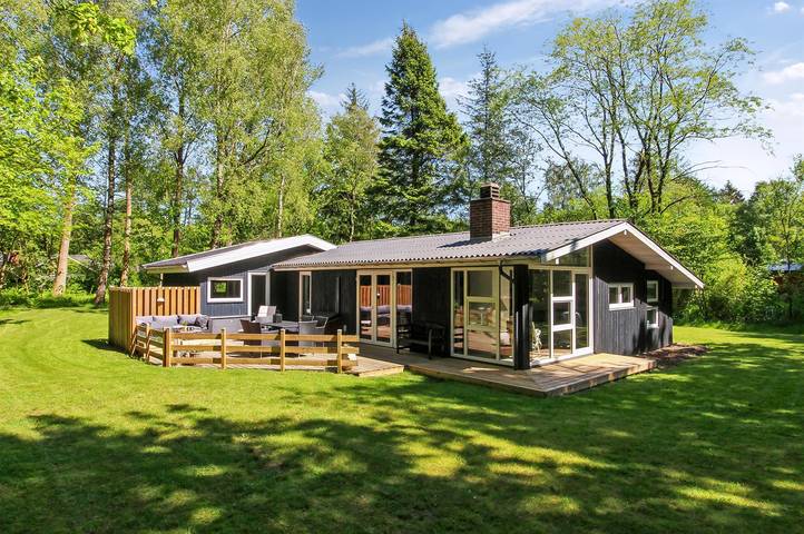 Ferieudlejning for 6 personer, med terrasse og pool samt have i Arrild