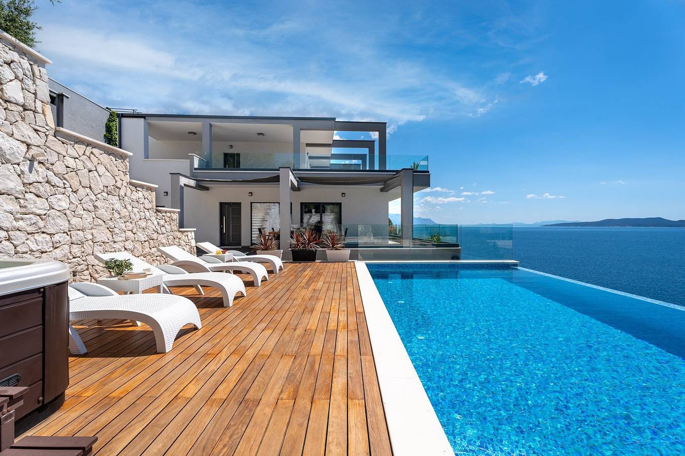 Villa Hrid: Infinity Pool, Private Beach Access and Panoramic Views in Mimice in Mimice, Omiš-Riviera