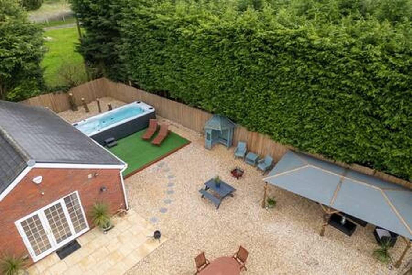 Stratford 4 Br Family Mansion with Pool, Gym & Bbq in Beaudesert, Warwickshire