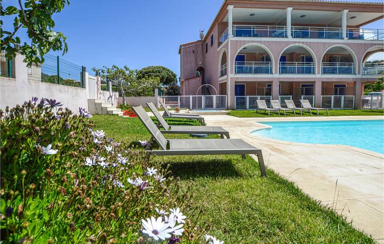 Appartement de vacances entier, Appartement confortable avec piscine, terrasse et WiFi - à seulement 1,5 km de la plage in Propriano, Arrondissement de Sartène