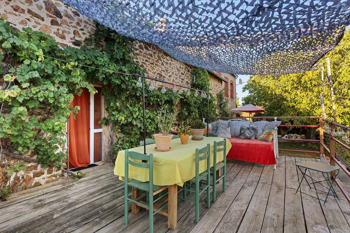 Chambres Rouge et Jaune, Table d'Hôte avec terrasse, jardin partagé et Wi-Fi in Saint-Pierre-de-Fursac, Région de Guéret