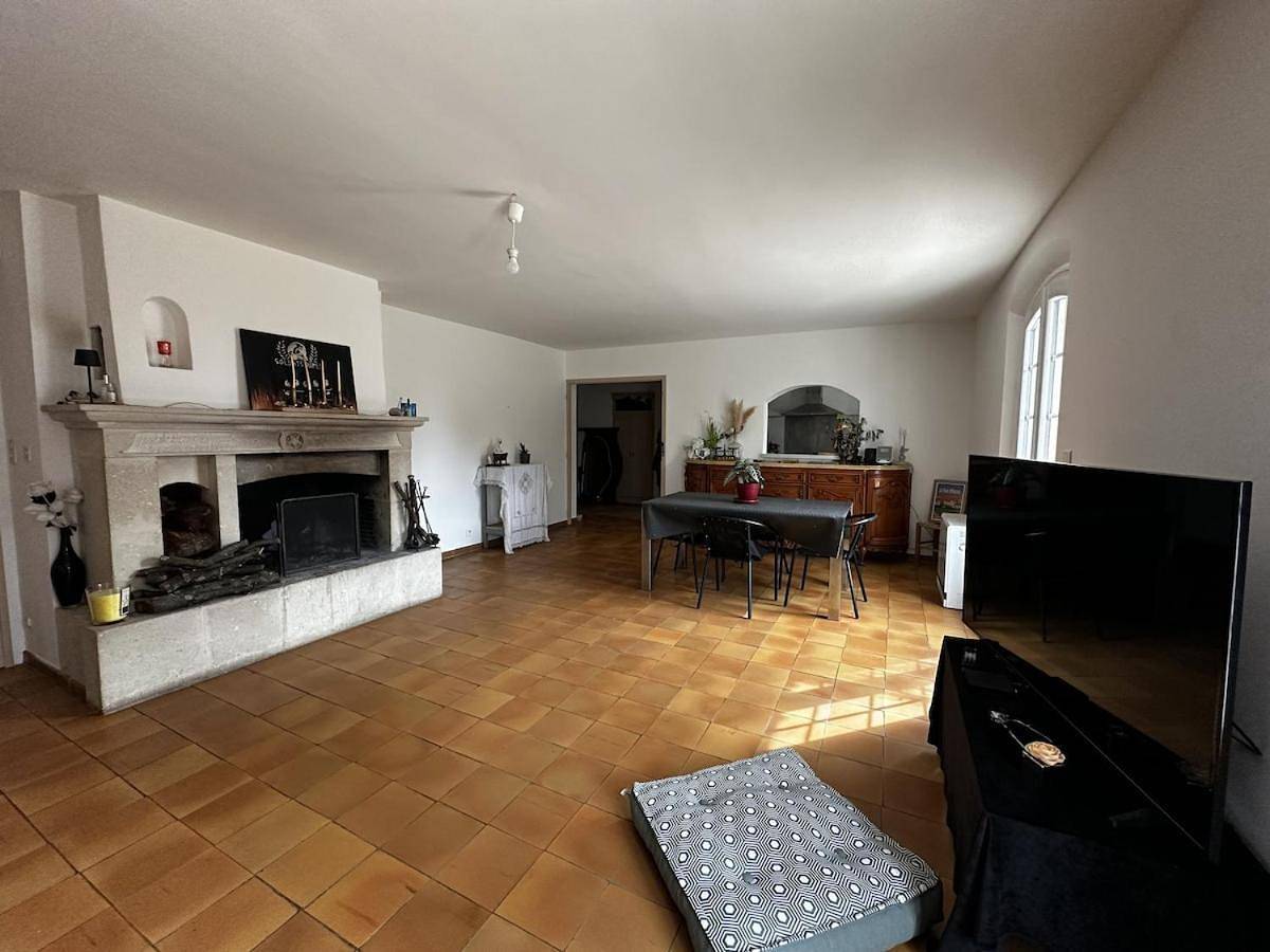 Appartement entier, One-Bedroom Apartment in La Tour-d'Aigues, Parc naturel régional du Luberon