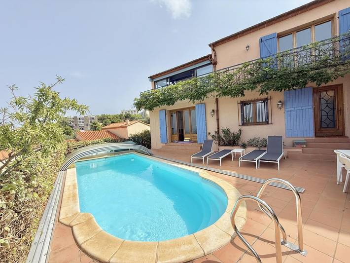 Gîte pour 12 personnes, avec terrasse ainsi que jardin et piscine