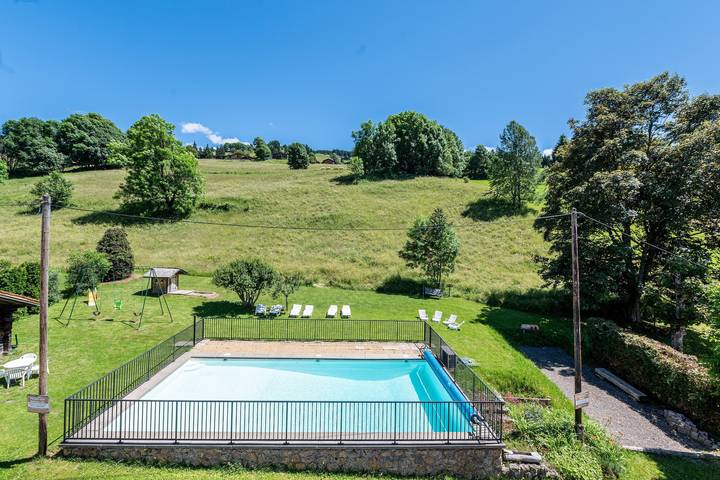 Apartamento entero, Apartamento 'L'Hermine, Piscine Et Aire De Jeux' con vistas a la montaña, terraza privada y Wi-Fi in Crest-Voland, Albertville region