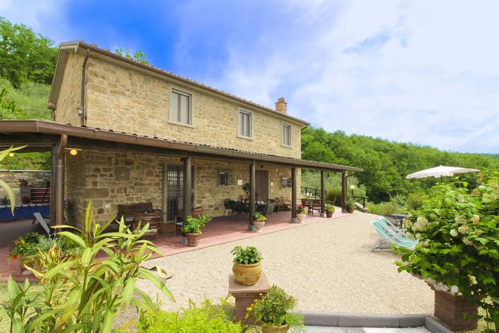 Agriturismo per 10 persone, con Giardino e Piscina a Loro Ciuffenna
