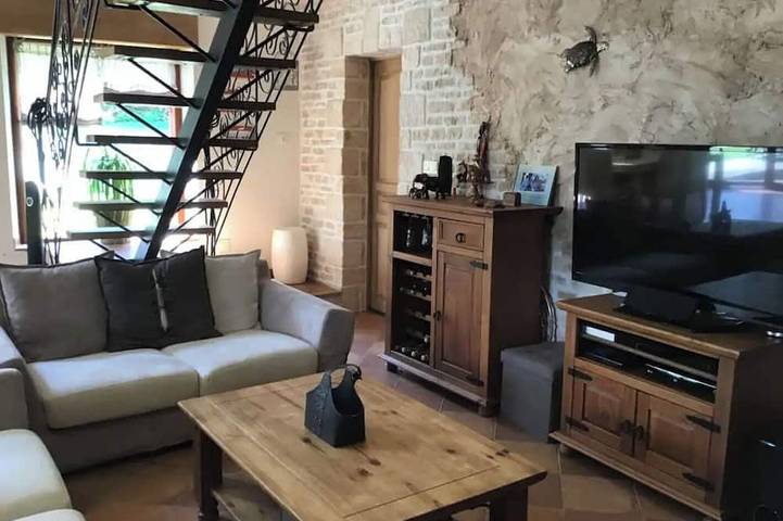 Gîte pour 11 personnes, avec jardin dans Durcet