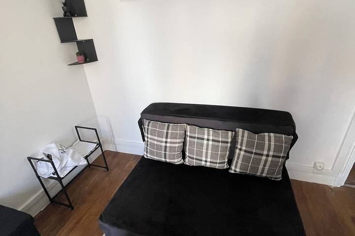 Apartamento entero, Studio located 40 minutes from Orly via the line in Saint-Ouen, Sena-Saint Denis
