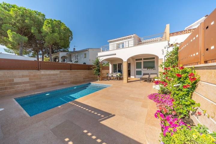 Casa rural para 6 personas, con Balcón además de Terraza y Jardín en La Escala - 2