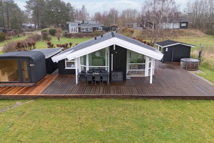 Ferienhaus für 8 Personen, mit Ausblick und Garten sowie Sauna und Seeblick in Orø