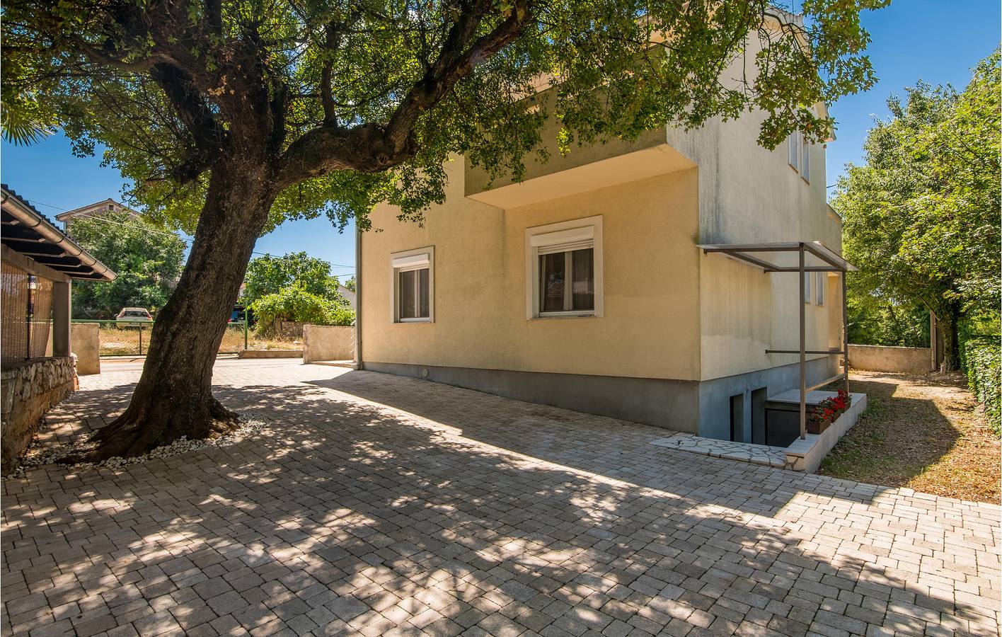 Ganze Ferienwohnung, Gemütlich, 2 km vom Strand entfernt: WLAN, Klimaanlage, Terrasse und Parkplatz inklusive! in Malinska-Dubašnica, Krk