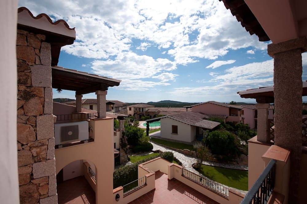 Ganze Wohnung, Ferienwohnung mit Blick auf das Meer in einem  Wohnkomplex mit Swimmingpool in Monte Petrosu, San Teodoro