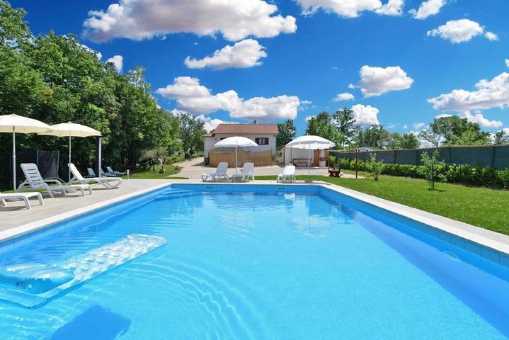 Ferienwohnung für 8 Personen, mit Terrasse und Pool