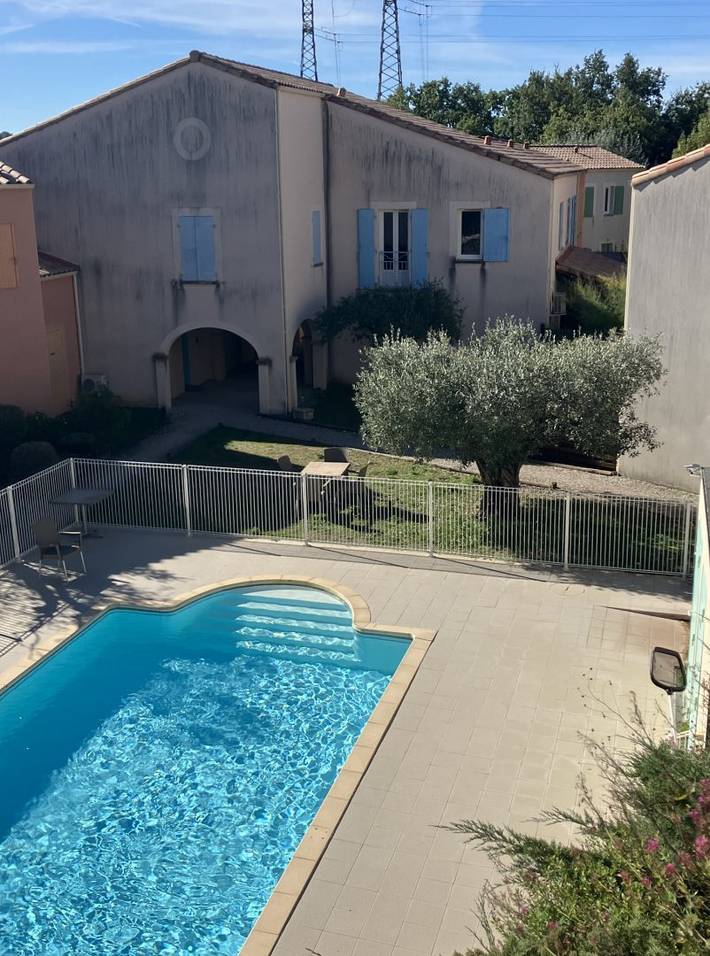Gîte pour 6 personnes, avec terrasse ainsi que piscine et jardin