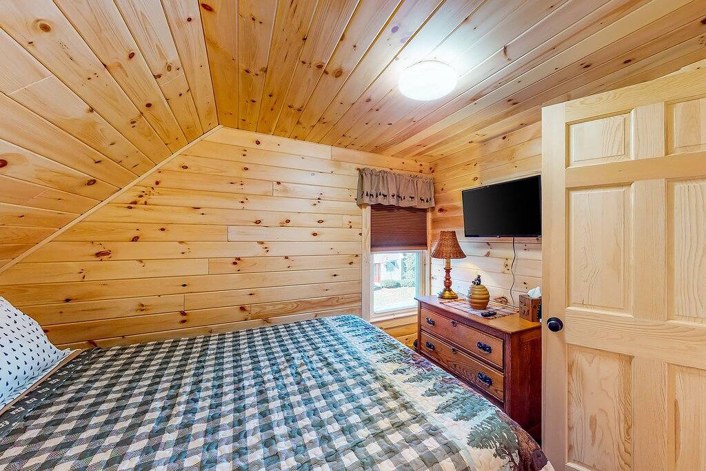 Lakeview Getaway - Trailer Parking, Walk to Ramp, Dogs Welcome & High-Speed Wifi in Greenville (ME), Moosehead Lake