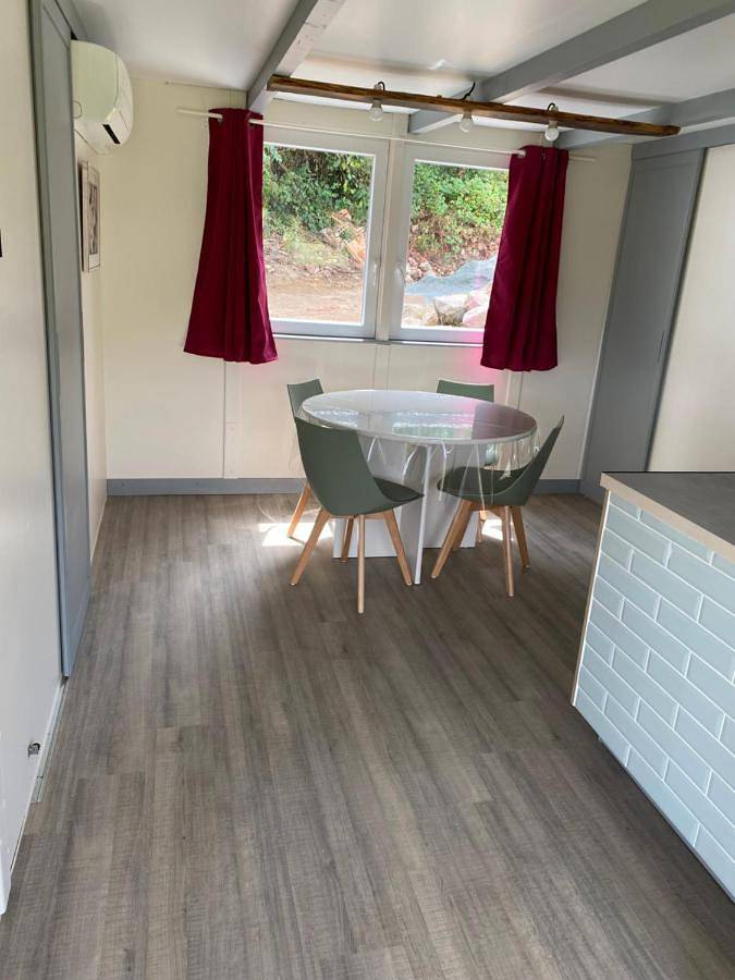 Gîte pour 4 personnes, avec jardin ainsi que vue et terrasse dans Deux-Grosnes - 4