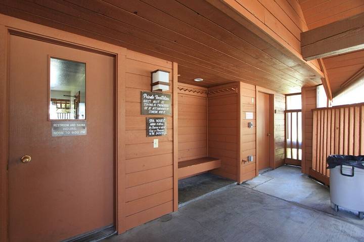 Vacation rental for 4 people, with terrace and hot tub as well as yard in Mammoth Lakes