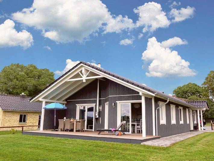 Ferienhaus für 6 Personen, mit Terrasse und Whirlpool sowie Garten und Sauna in Pommerby