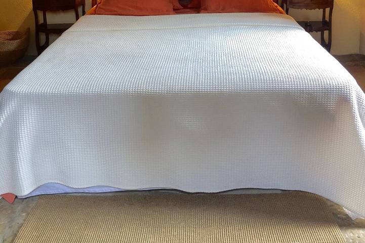 Gîte pour 6 personnes, avec piscine ainsi que terrasse et jardin à Banne - 4