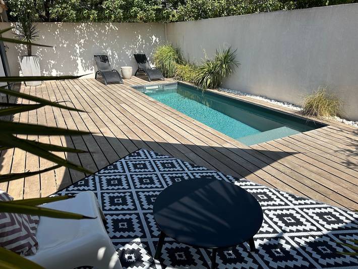 Eine kleine Ecke der Provence. Privater beheizter Pool in Istres, Mittelmeerküste (Frankreich)