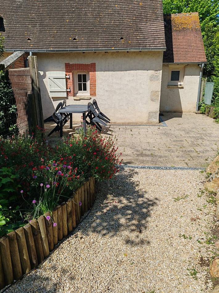 Gîte pour 4 personnes, avec piscine ainsi que jardin et terrasse
