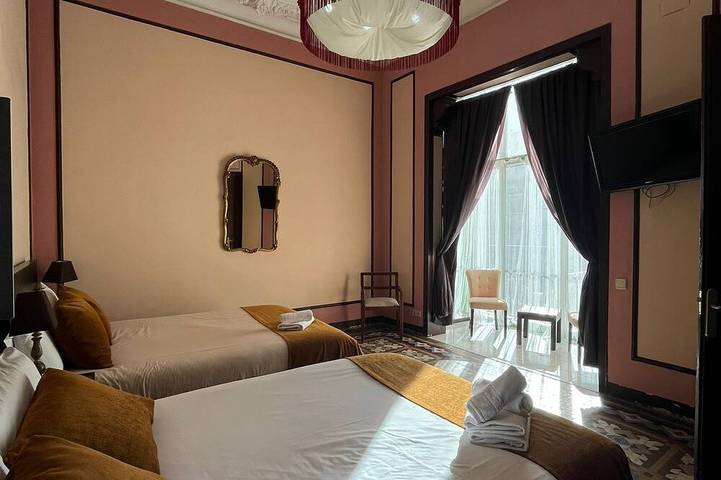Appartement entier, 3Br/3Ba with Pink Suite & Views from Balcony. Free luggage storage service. in Barcelona Centre, Barcelone