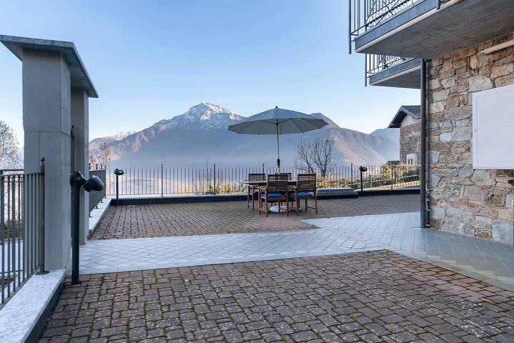 Entire studio, Brenzio Holiday with Private Terrace and Garage in Brenzio, Gravedona ed Uniti