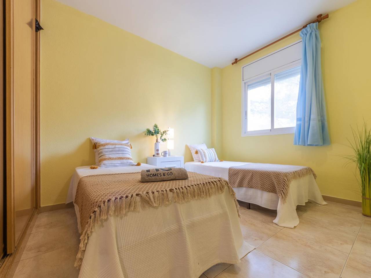 Entire apartment, Spacious Duplex with Terrace, Pool & Parking Near the Beach in Salou in Platja de la Pineda, Costa Dorada