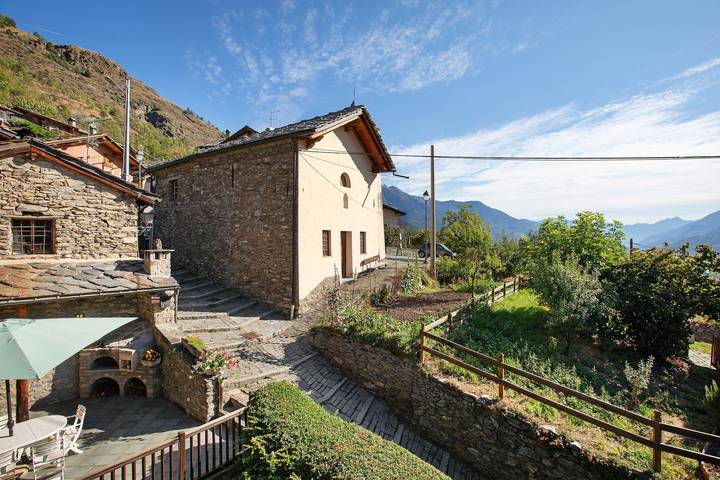 Ganze Wohnung, Ferienwohnung 'Casa Mauro Con Vista Su Aosta' mit Bergblick, privater Terrasse in Comune di Sarre, Walliser Alpen