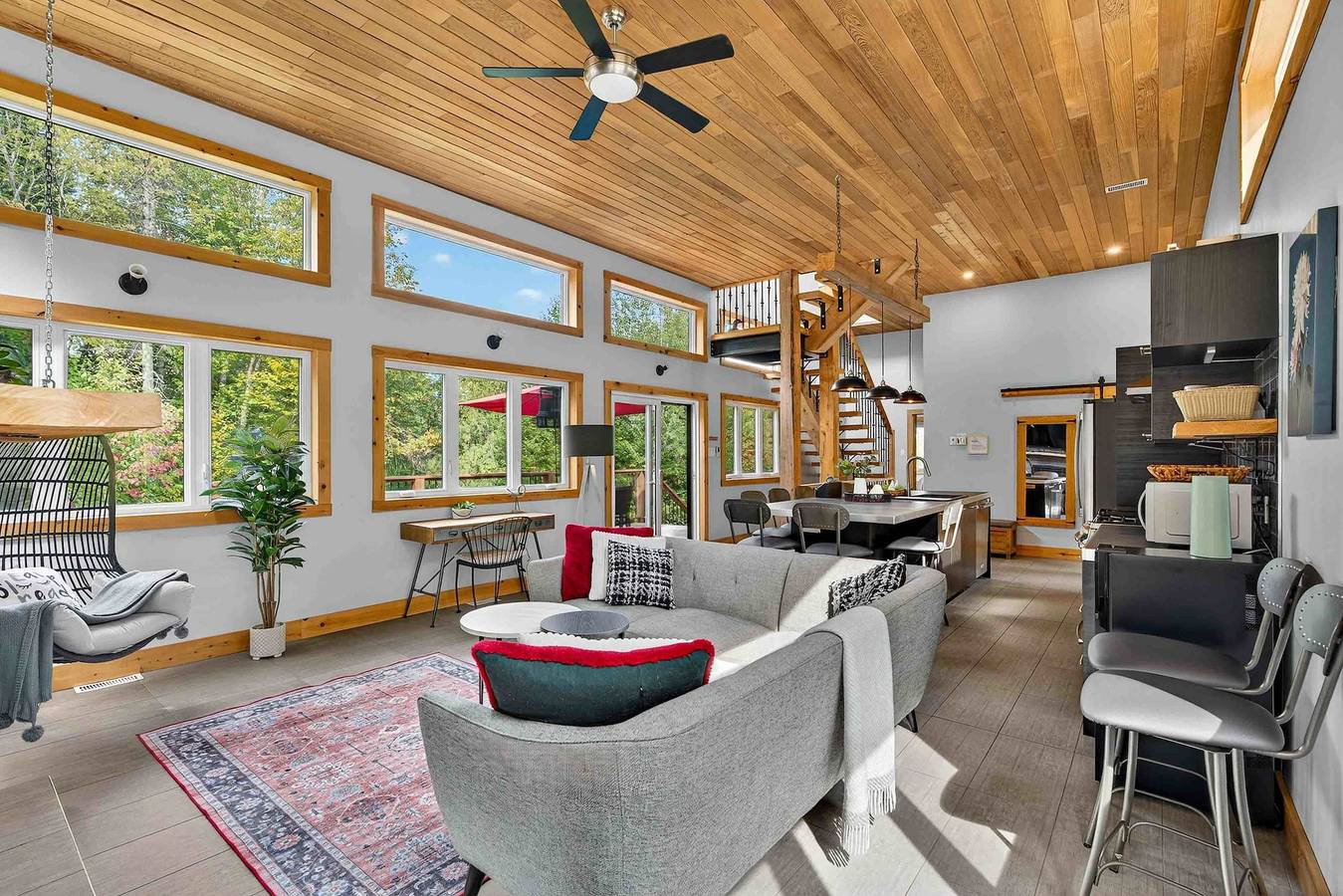 Modern Chalet w  Lake   Hot Tub in Lac-Supérieur, Quebec