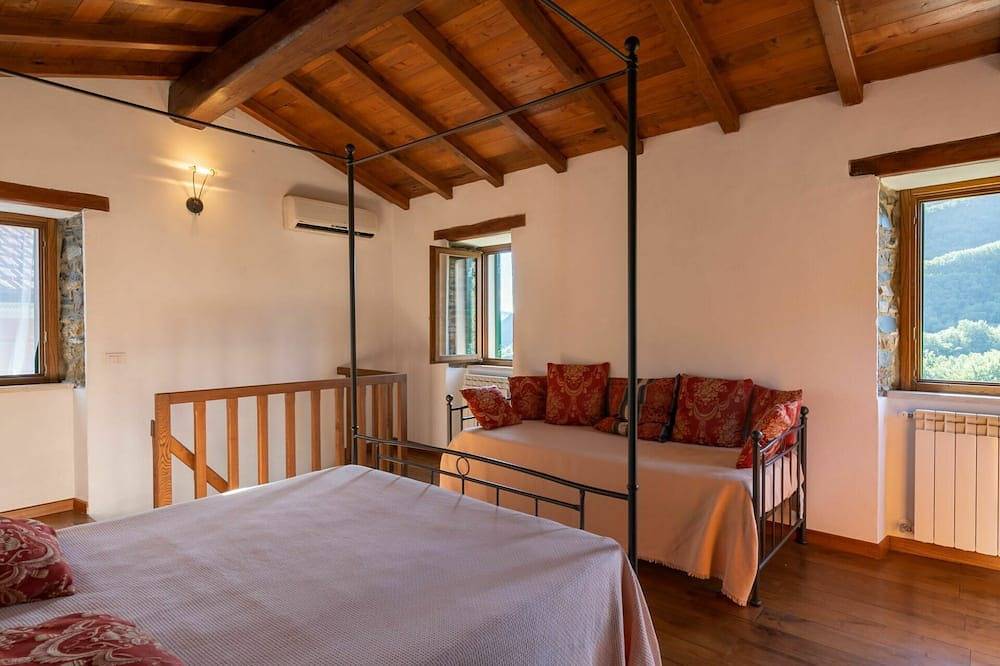 Alleinstehendes Ferienhaus mit  W-Lan, Klimaanlage, privatem Pool, Tv, Innenhof, Panoramablick in Ville San Sebastiano, Borgomaro