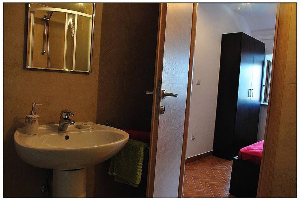 Ganze Wohnung, Romantische Wohnung, umgeben von alten Mauern, zwei Meter vom Meer entfernt in Koločep, Grad Dubrovnik