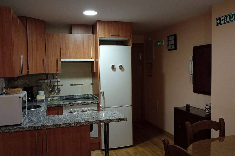 Entire apartment, In the middle of Paseo del Muelle Luarca Reg Vut 706As8 in Luarca, Valdés