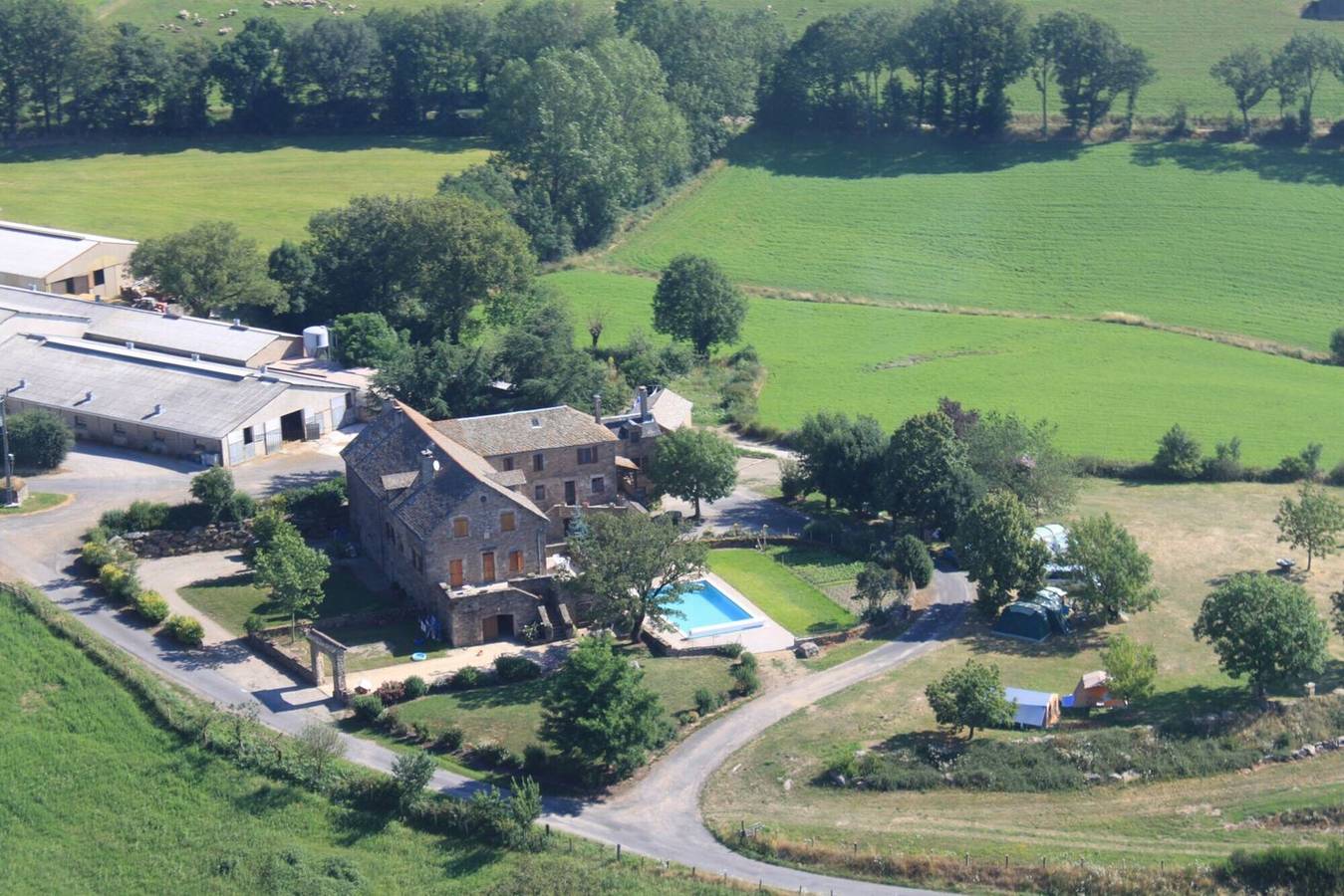 Chambre d’hôtes « La Familiale » avec vue montagne, piscine partagée et Wi-Fi in Castelnau-Pégayrols, Parc naturel régional des Grands Causses