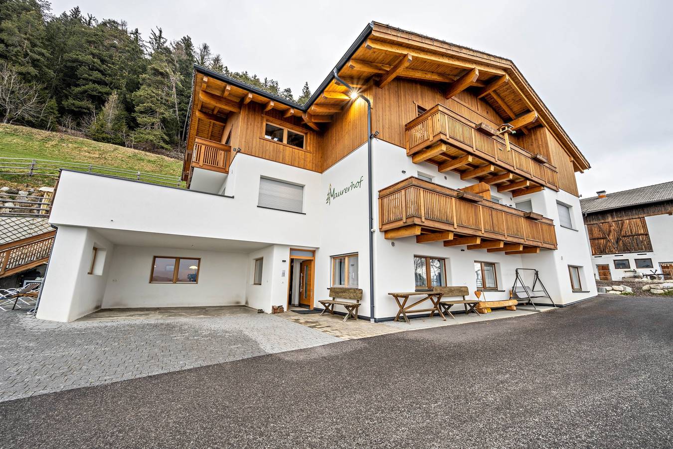 Entire apartment, Holiday Apartment "Maurerhof Abendrot" with Mountain View, Private Terrace & Wi-Fi in Vintl, Dolomiti Superski