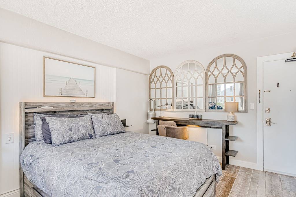 Ganze Wohnung, Ninth-Floor Studio w/ Central A/C, Free Wifi, Partial Ocean Views, & Work Space in Waikiki Beach, Honolulu