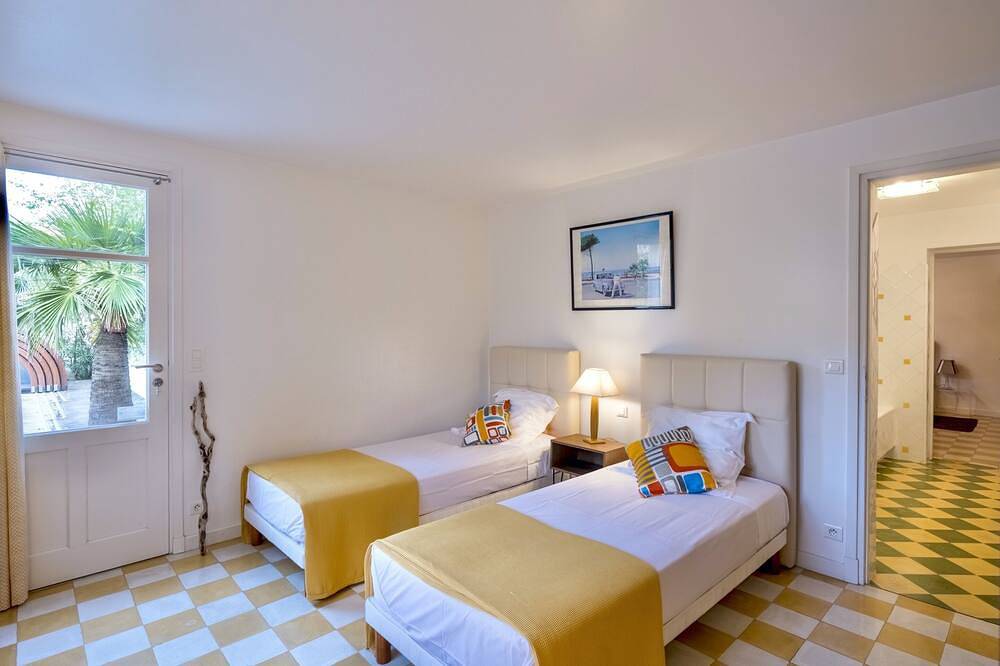 Ferienhaus-Poolblick-Familie-Ensuite mit Bad in Port-Saint-Louis-du-Rhône, Mittelmeerküste (Frankreich)