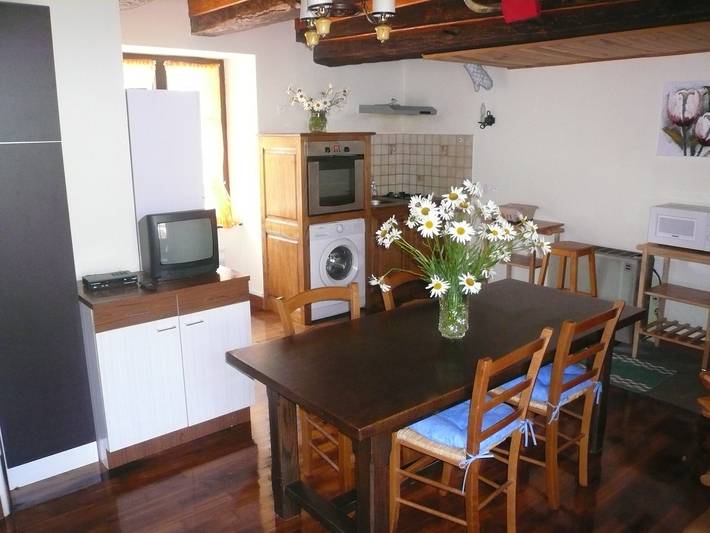 Maison De Claude: Private Terrace, Private Garden & Wi-Fi in Castelnau-de-Mandailles, Parc naturel régional de l'Aubrac