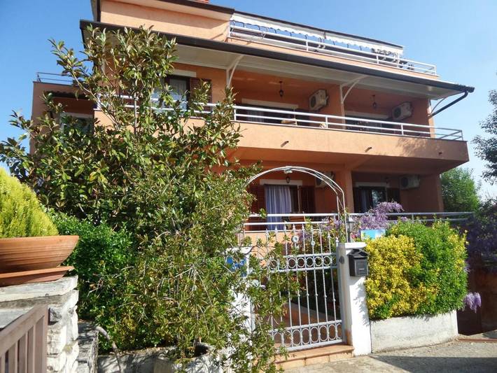 Ferienwohnung für 4 Personen, mit Balkon und Terrasse sowie Garten und Ausblick