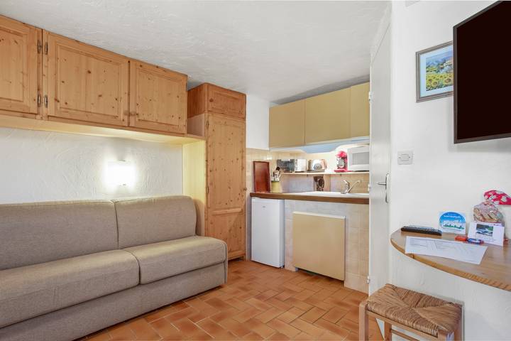 Entire studio, Studio Apartment 'Les Cyclamens - Les Ecureuils' with Shared Pool, Wi-Fi and Air Conditioning in Saint-Raphaël, Mediterranean Coast (France)