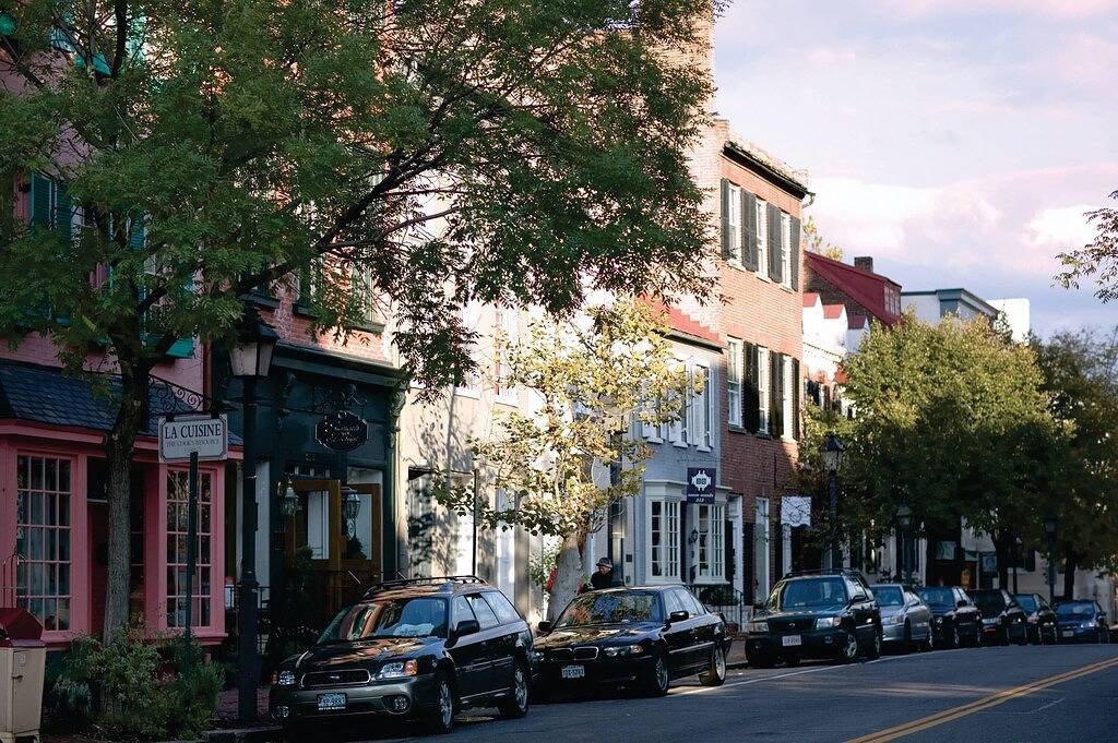 Geräumige 2Br 10 Minuten südlich von Dc w / Free Wifi, kostenlose Parkplätze und U-Bahn-Zugang in Alexandria (VA), Alexandria City