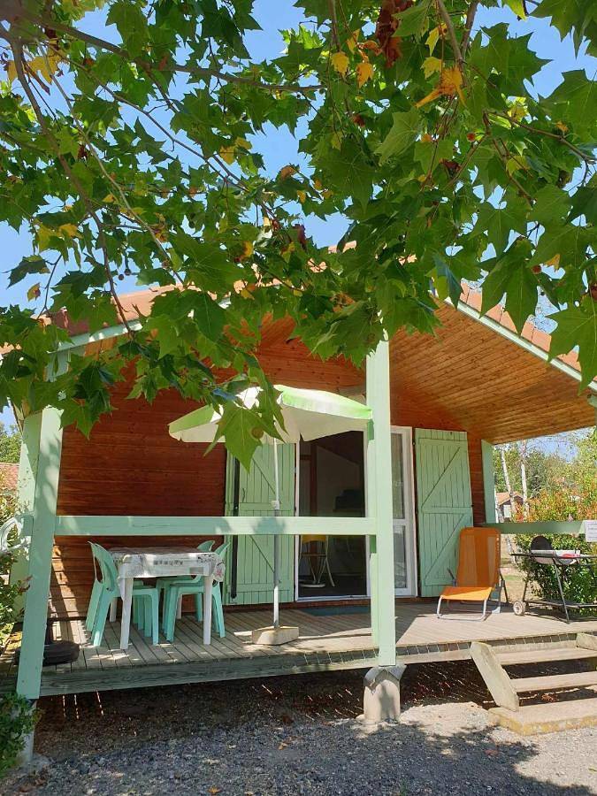 Parc de vacances pour 4 personnes, avec Balcon et Terrasse ainsi que Jardin et Piscine