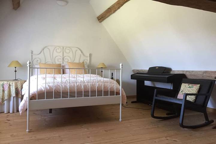 Location de vacances pour 7 personnes, avec terrasse ainsi que piscine et jardin à Ocquerre - 4