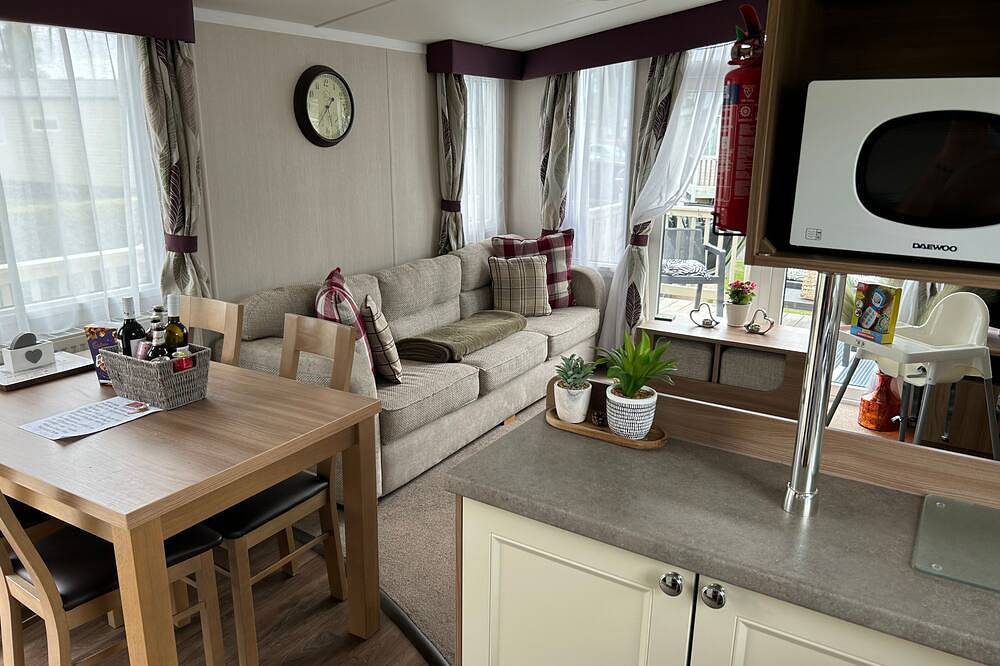 3 Bed Caravan - Sleeps 8 - Pets - Parking in Ingoldmells, Lincolnshire