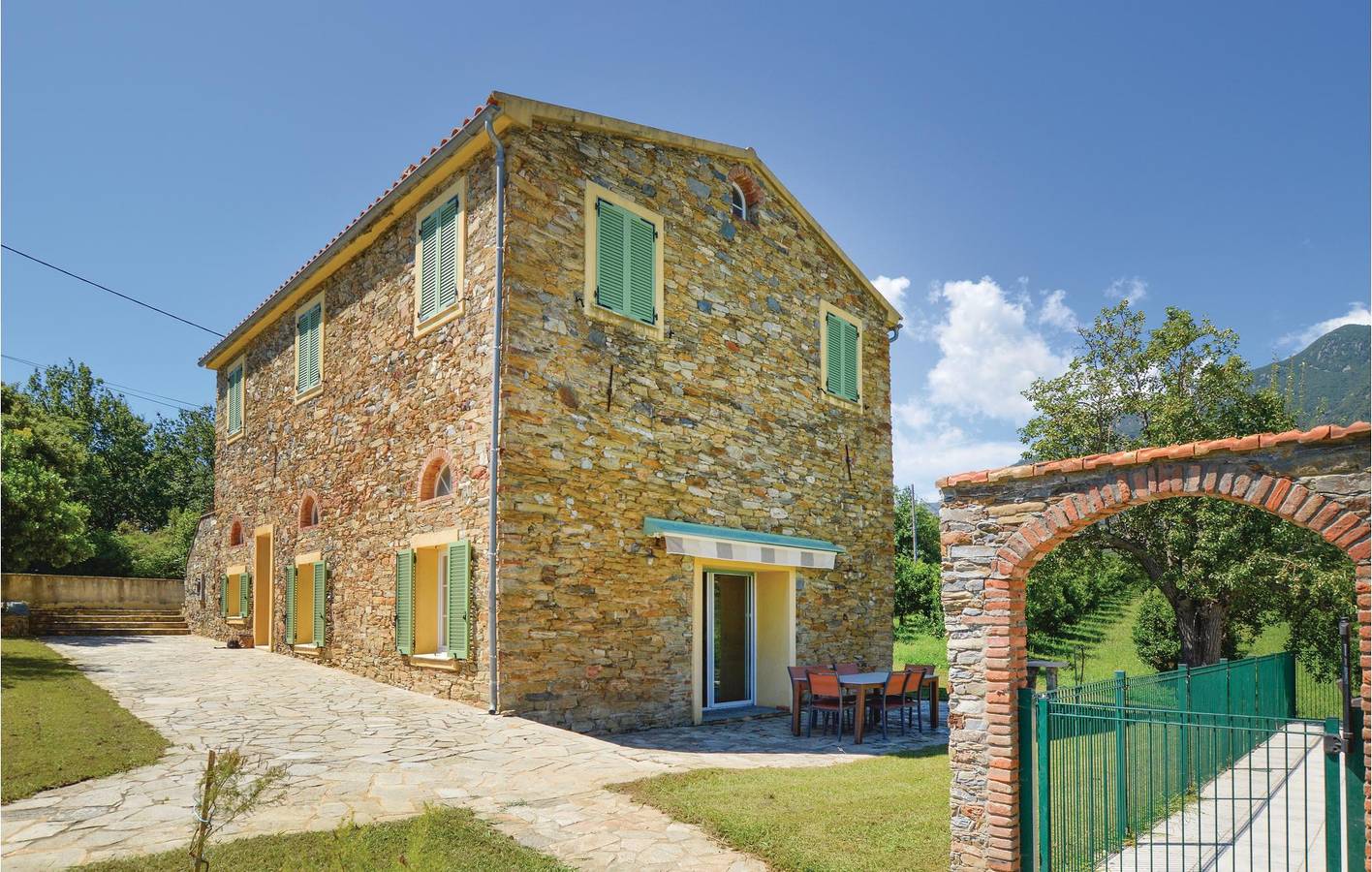 Sonniges Apartment mit Pool und Terrasse, 1,5 km zum Strand in Santa-Maria-Poggio, Corte und Umgebung
