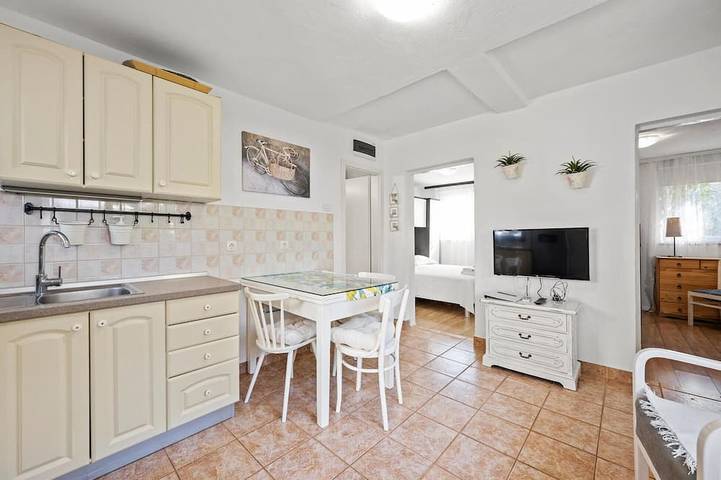 Schönes Haus mit 2 Schlafzimmern in. in Spongiola, Brodarica