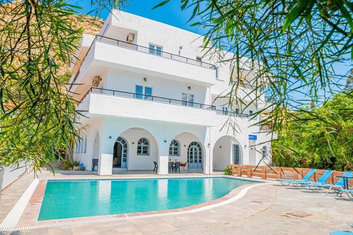 Auberge pour 4 personnes, avec Balcon et Terrasse ainsi que Jardin et Piscine dans Matala