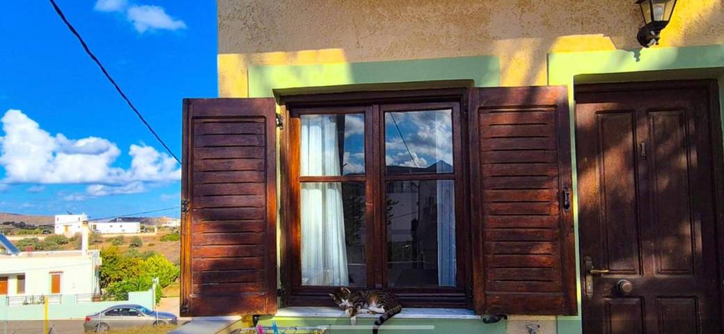 Gîte pour 2 personnes, avec terrasse ainsi que vue et jardin dans Palekastron
