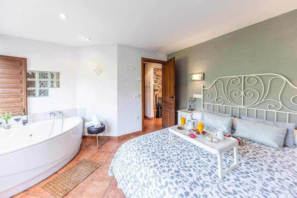 Jacuzzi in bedroom with mountain views, barbecue and fireplace in Teverga, Cordillera Cantábrica